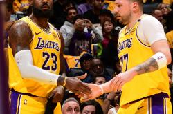 开云体育APP下载-关于爵士力克76人，浓眉一己之力扛起全队的信息