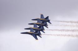 开云体育在线-绿茵场的11人交响，乒乓球桌的1人独奏，当团队荣耀与个人传奇在同一天被重新定义