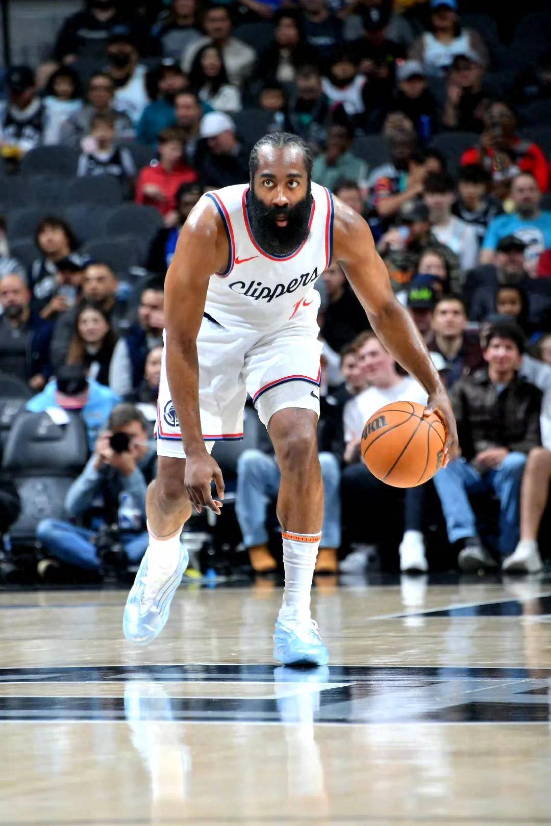 马刺爆冷美国男篮,巴图姆高光表现 马刺爆冷美国男篮,巴图姆高光表现