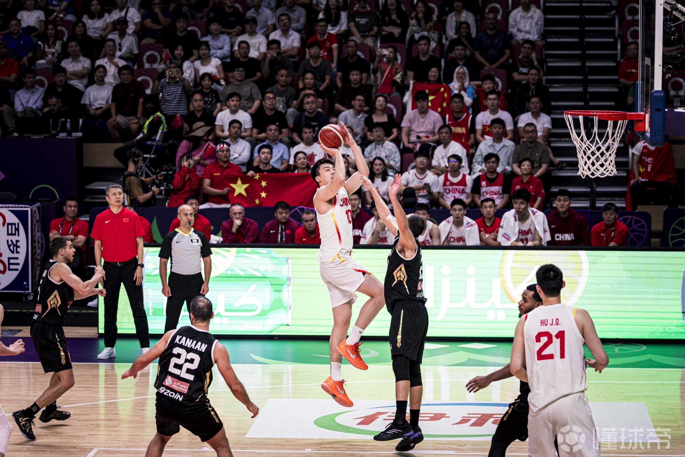 南韩男篮爆冷法国男篮，詹姆斯送出助攻