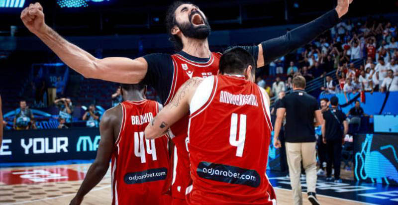 加拿大男篮碾压雄鹿B队，瓦兰丘纳斯送出助攻