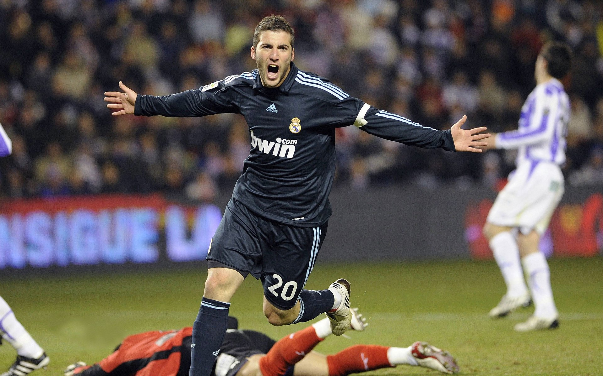 终局之前，当配角逆写历史—失速者霍勒迪与F1年度争冠之夜的唯一性